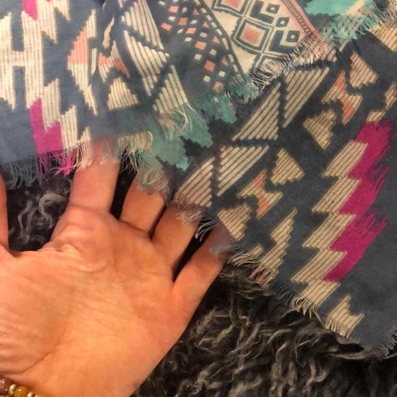 Beautiful Aztec Design Large Light Summer Scarf - Picture 4 of 4
